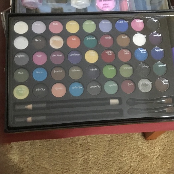 One Direction Tour Make-Up Case with Supplies and Tour City Stickers - Picture 5 of 16